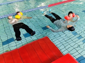着衣水泳！